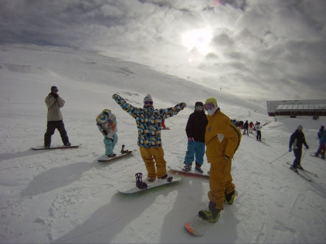 Grupo de alumnos de snowboard